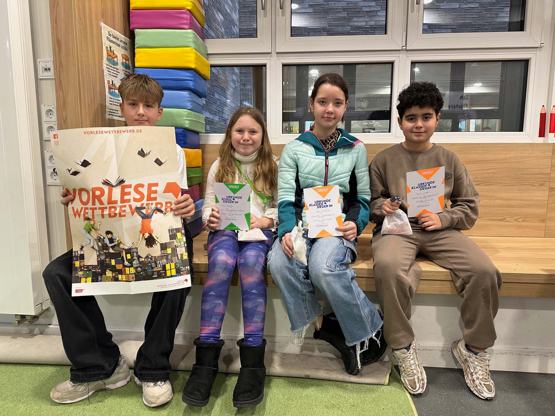 von links: Vorjahressieger Jan Dukart (7a), die diesjährige Siegerin Lina Gander (6c), Letty Staffeld (6b) und Seyit Can Cimen (6a). von links: Vorjahressieger Jan Dukart (7a), die diesjährige Siegerin Lina Gander (6c), Letty Staffeld (6b) und Seyit Can Cimen (6a).