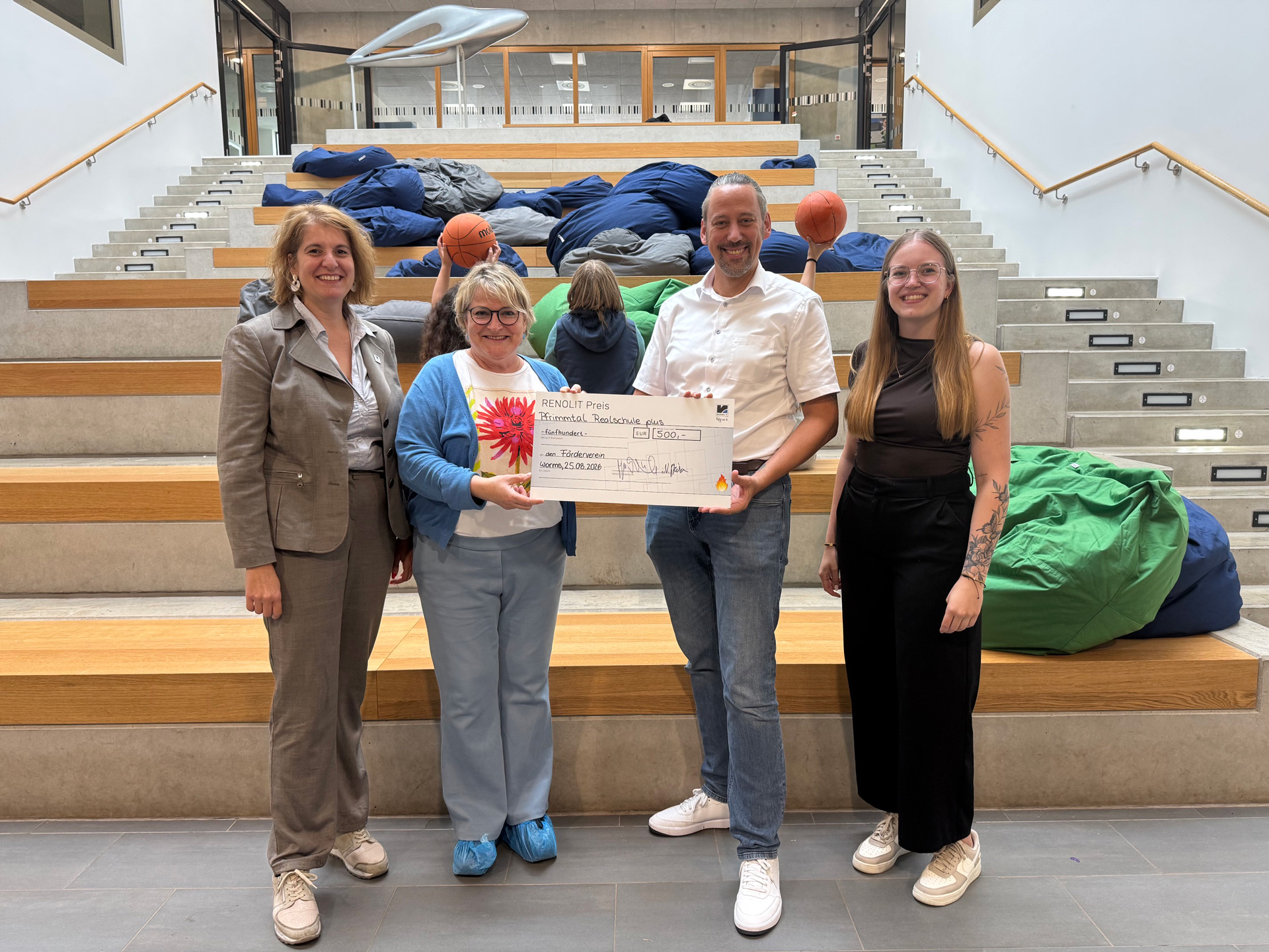 Spendenübergabe der RENOLIT SE von links: Stefania Staikou (Director Ausbildung & Studium DE der RENOLIT SE), Schulleiterin Simone Gnädig, Herr Mehlmann vom Förderverein und Auszubildende Carolin Eberlein (RENOLIT SE)