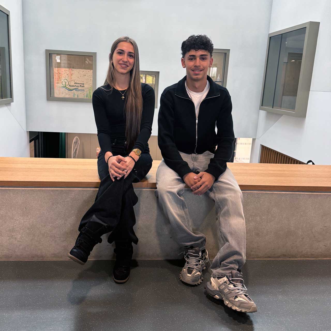 Schülervertretung, von links: Adelina-Andreea Popa (10b) und Nikos Daoultzis (10a) Schülervertretung, von links: Adelina-Andreea Popa (10b) und Nikos Daoultzis (10a)